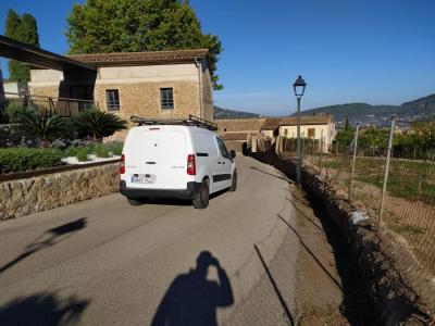 El tanatori i el solar que hi confronta