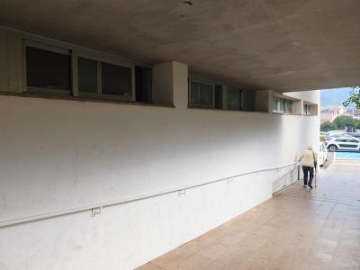 Darrera aquest mur hi haurà la sala de vacunació