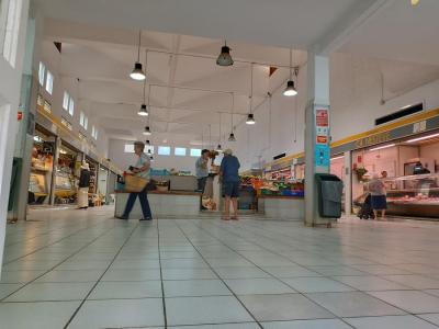 L'interior del recinte del mercat municipal.