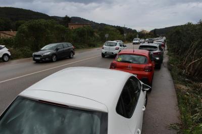 Vehicles estacionats a la vorera de la carretera de Desviació.