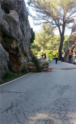 La roca que s'ha precipitat sobre la carretera.