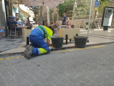 Un operari netejant un embornal al Born