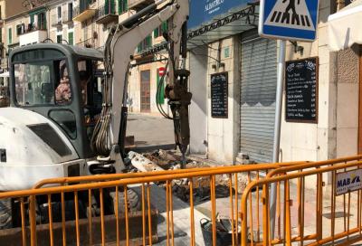 Una màquina treballant a les obres, avui