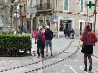 Turistes passejant per plaça, avui