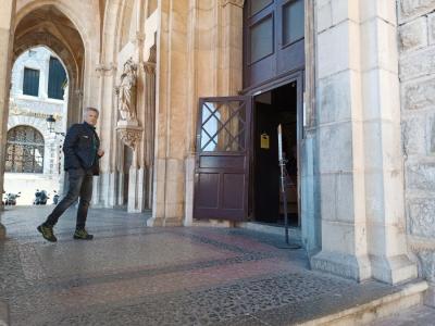 Un turista, a punt d'entrar al temple