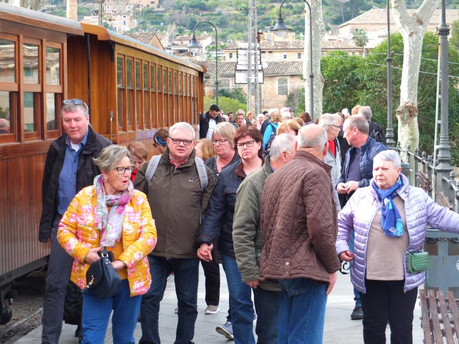 Els primers turistes baixant del Tren, avui dematí.