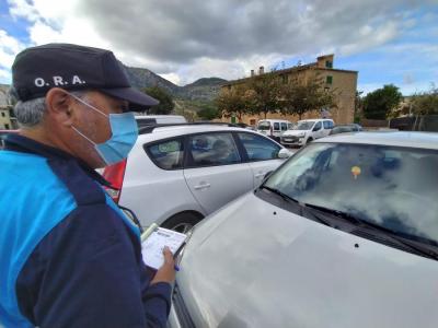Un agent interposa una sanció a un vehicle estacionat a Teixidores.