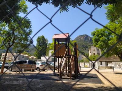 Vista del recinte de Cetre, amb el parc infantil