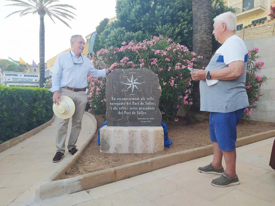 El batle Carles Simarro i l'antic patró major, Jaume Enseñat, amb el monòlit.