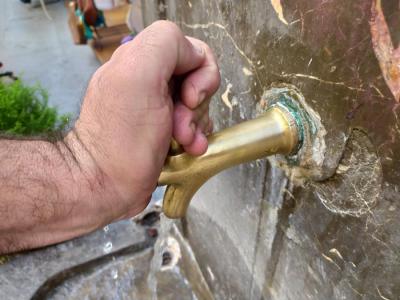 Moment del canvi d'aixeta