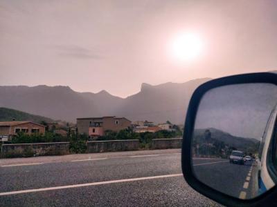 La calitja ha tenyit el cel solleric, avui