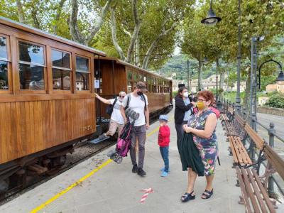 Turistes baixant del tren, avui