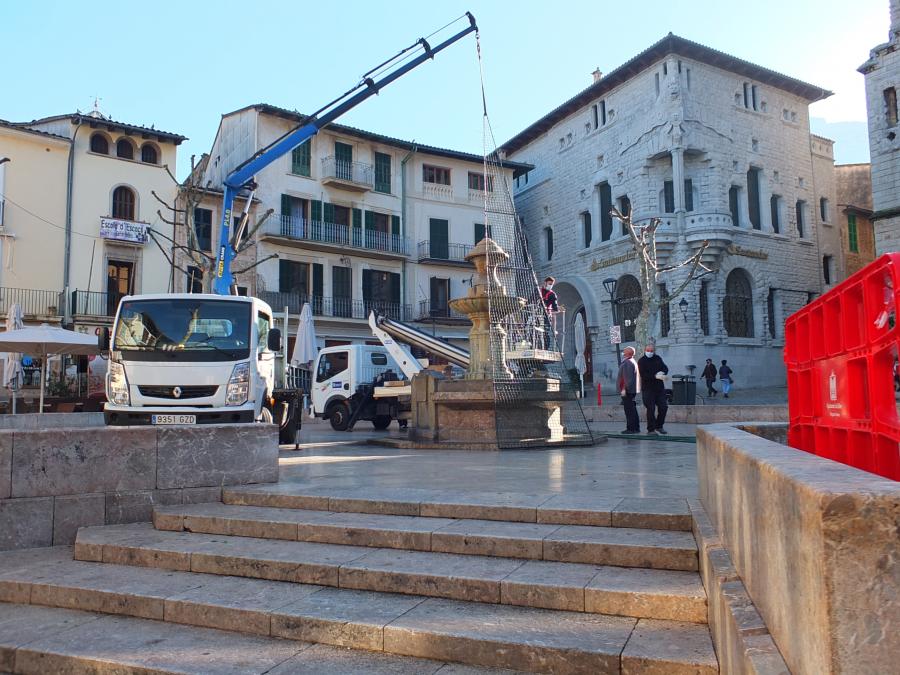Els operaris instal.lant l'arbre, avui dematí