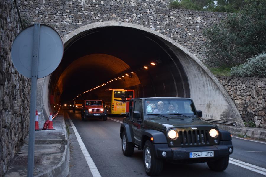 Vehicles a la boca nord del túnel de Sóller