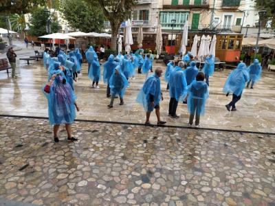 Turistes equipats amb capelina, avui