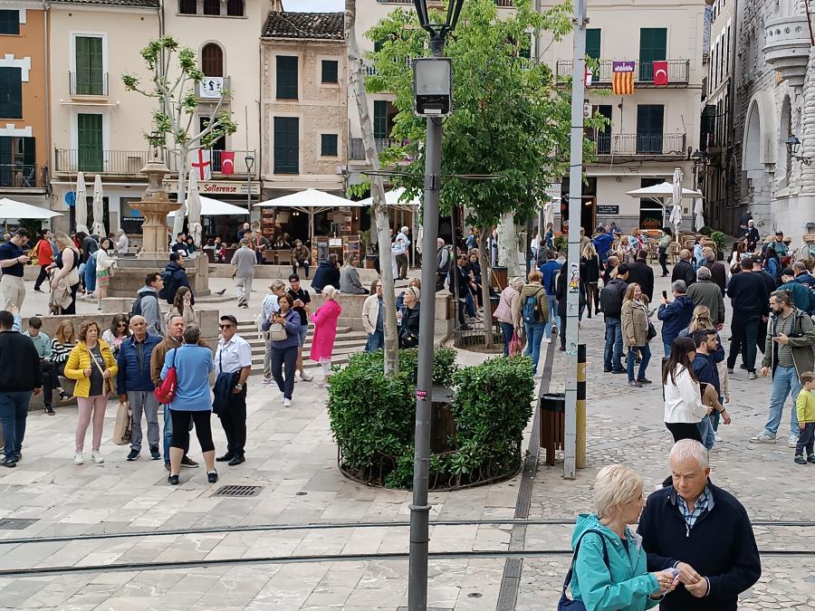 Turistes enmig de la plaça