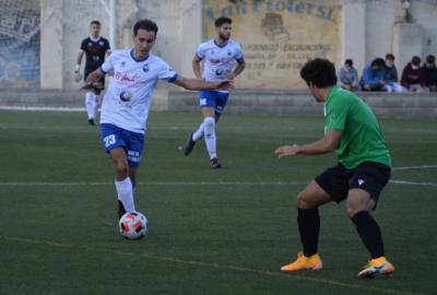 Una jugada dirigida per Joan Carles en el transcurs del primer temps.