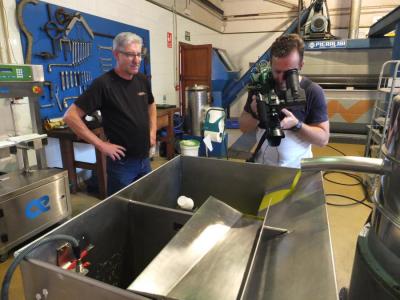 Operaris de la cooperativa processant l’oliva a la tafona per produir oli.