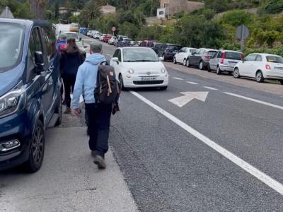Vianants caminant per la calçada