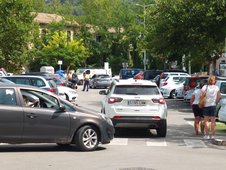 Conductors cercant lloc per aparcar, avui