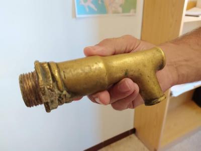 El grifó retirat de la font