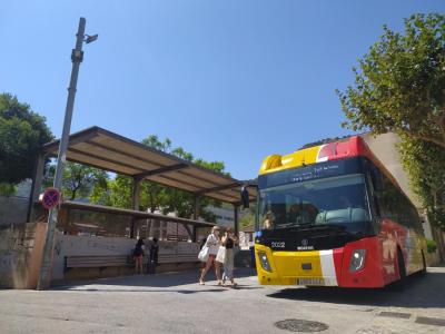 Un autobús de línia fent aturada a la parada del carrer de Cetre per carregar i descarregar passatgers.