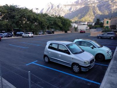 Els cotxes estacionen a les noves places que s'han creat.