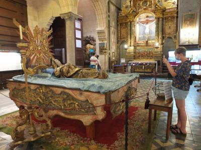 Una turista retrata la talla religiosa