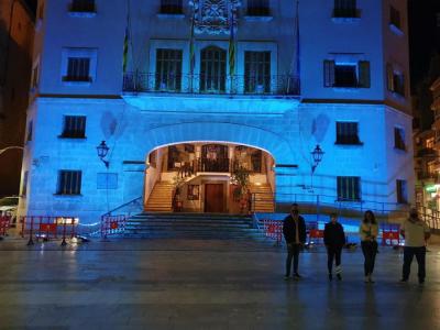 La fatxada lluint el color blau