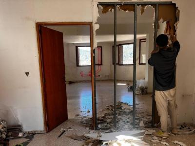 Un operari treballant a les obres, avui