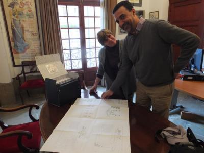 Enseñat i Servera observant els plànols del projecte