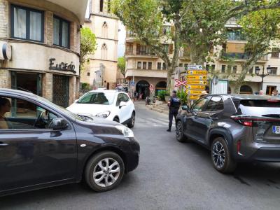 Les retencions de trànsit es fan habituals al centre de Sóller.