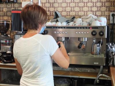 Una treballadora del sector de la restauració.