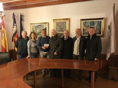 L'acte de lliurament del taló celebrat ahir a l'Ajuntament de Fornalutx.