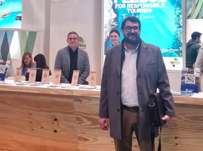Aguiló, davant l'stand de Mallorca