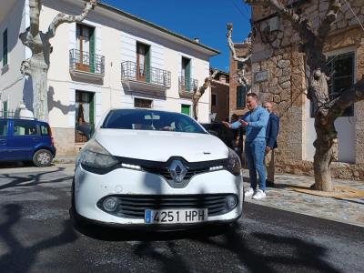Els cotxes ja circulen per aquest tram de la Gran Via.