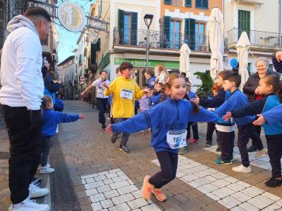 Alguns dels participants, al seu pas per la Plaça.