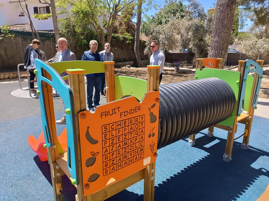 Les autoritats en el parc infantil. avui