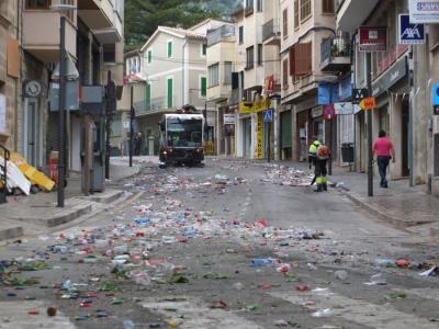 Els operaris netejant un carrer del centre, avui