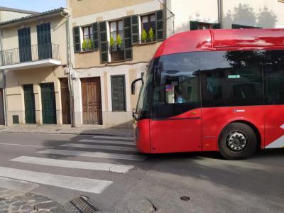 L'autobús de línia circulant pel carrer de Cetre.