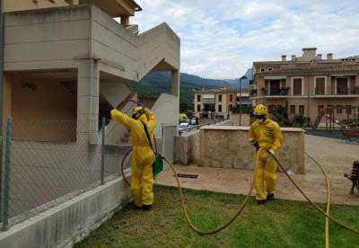 Els bombers treballant a la zona de la residència.
