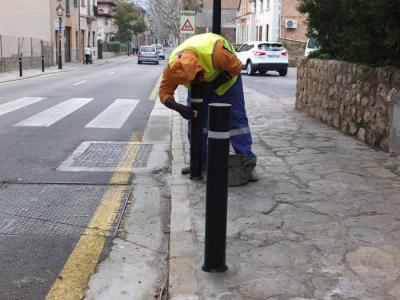 Els pilons s'ha col.locat prop de la parada de l'autobús.