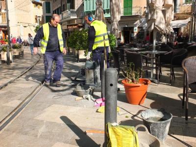 Els operaris municipals treballant en la col.locació dels pilons.