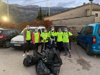 Els voluntaris amb els sacs de residus
