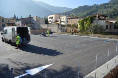Els operaris pintant les marques vials, avui