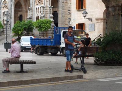 Un usuari portant un patinet elèctric