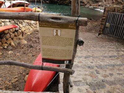 Un cartell informatiu a Sa Cala.