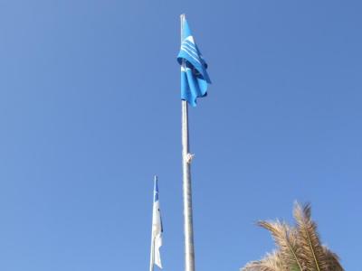 Una de les banderes blaves que han onejat al Port.