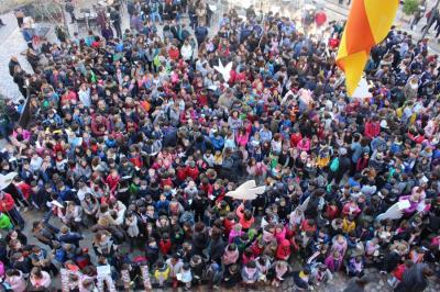La concentració dels escolars, a la Plaça de la Constitució.