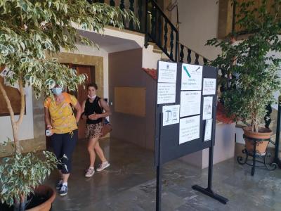 L'entrada sense la cadena que barrava el pas